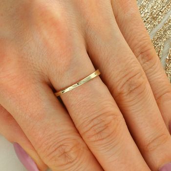 Złoty pierścionek damski wysadzany cyrkoniami z kolekcji Eternity. Elegancka biżuteria z białego i żółtego złota – idealny prezent na Walentynki lub wyjątkową okazję.6.jpg